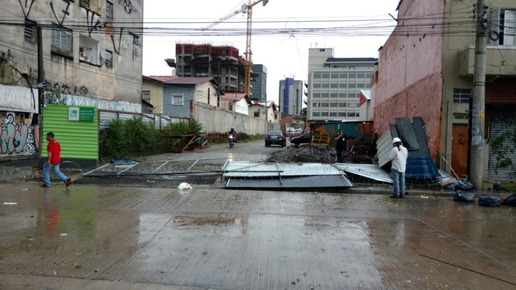 Rua Paes Leme: na via de Pinheiros, estruturas metálicas cairam por conta da chuva