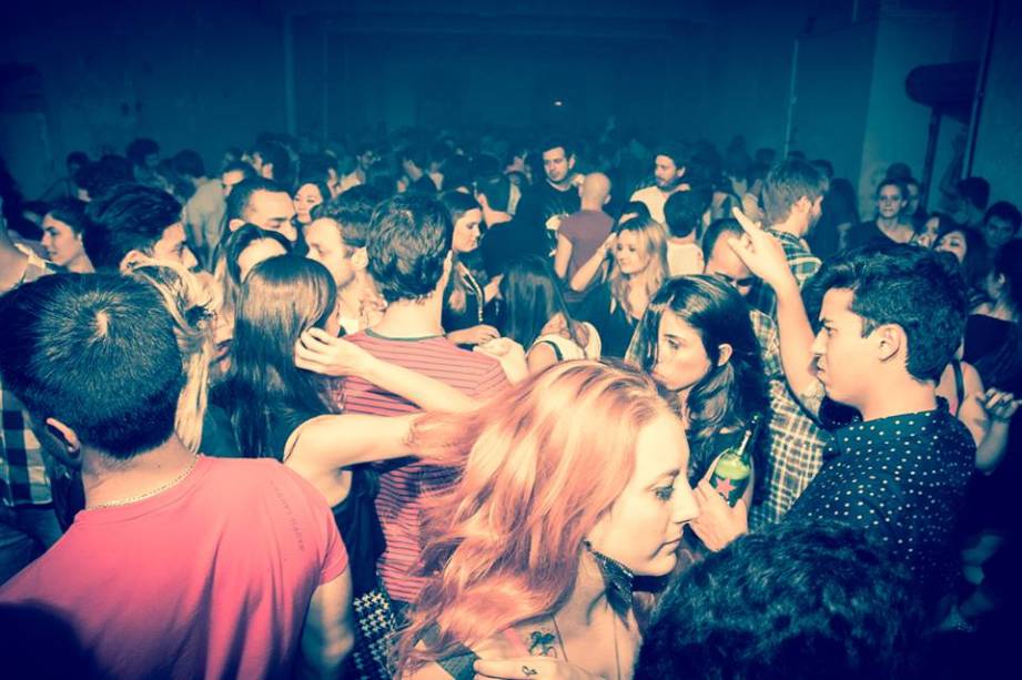 Pandora: festa em fábrica antiga