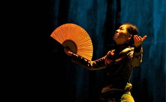 Cena do espetáculo: montagem sul-coreana de texto de Brecht