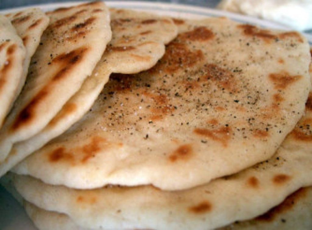 Pão sírio serve como base para a pizza light