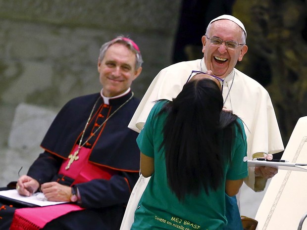 O Papa Francisco ri com uma fiel que faz parte do Movimento Eucarístico Jovem do Brasil durante audiência especial no hall Paulo VI no Vaticano (Foto: Tony Gentile/Reuters)