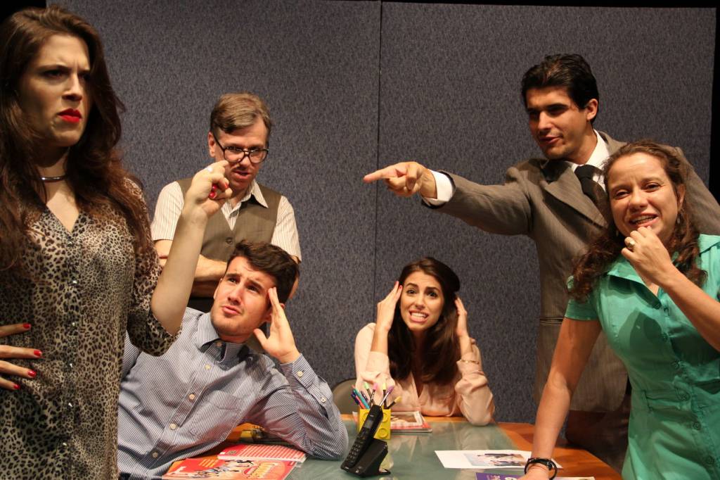 "Para Inglês Ver": Thiago Guimarães (sentado), Mario Mohrle Bueno (em pé, atrás de Thiago), Isabela Tortato (sentada) e Juliana Simon (com vestido verde) 
