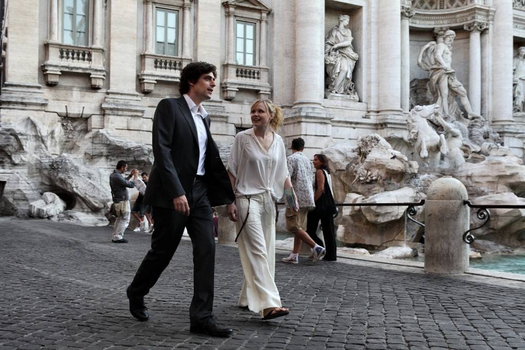 Para Roma com Amor: os atores Flavio Parenti e Alison Pill em cena diante da Fontana di Trevi, um dos cartões postais da cidade