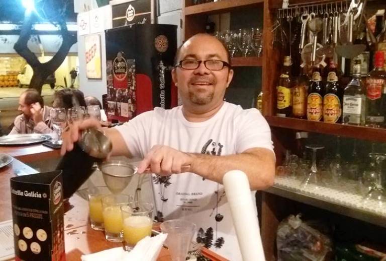 O barman Neto Oliveira: no balcão de seu boteco (Foto: Divulgação)