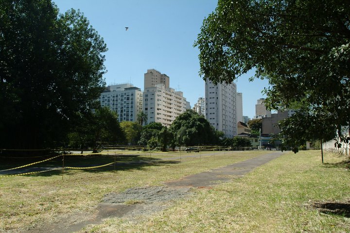 Área tem hoje um estacionamento e estruturas abandonadas do antigo Colégio Des Oiseaux