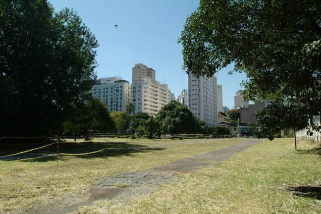 Área tem hoje um estacionamento e estruturas abandonadas do antigo Colégio Des Oiseaux