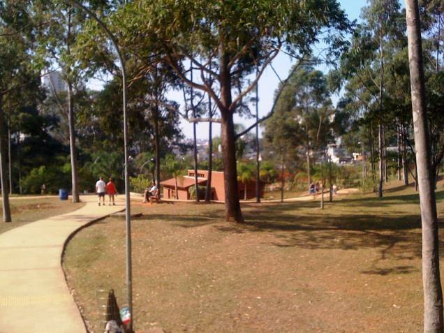 Parque Ecológico de Vila Prudente: pistas de caminhada asfaltadas