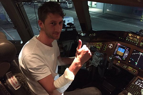 Homem é mordido por passageiro em pleno voo e compartilha fotos na internet