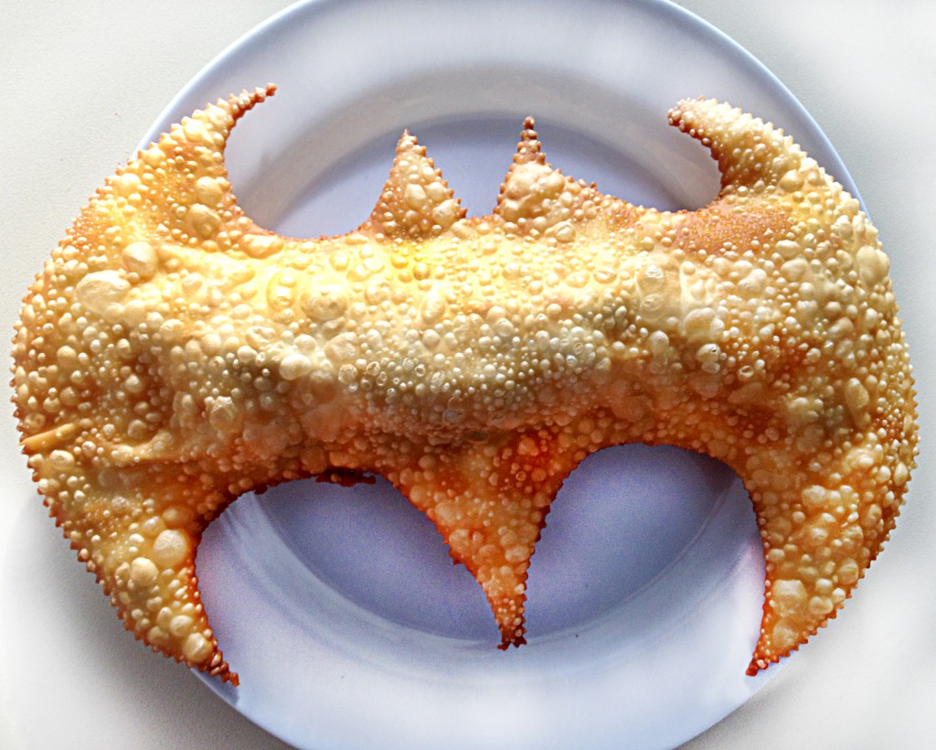 Pastel do Trevo de Bertioga: formato do símbolo do Batman (Foto: Sophia Braun)