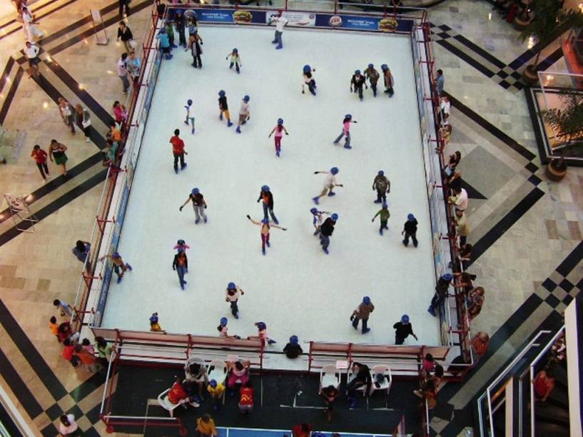 Diversão no gelo: crianças e adultos podem se aventurar na pista do Shopping Penha