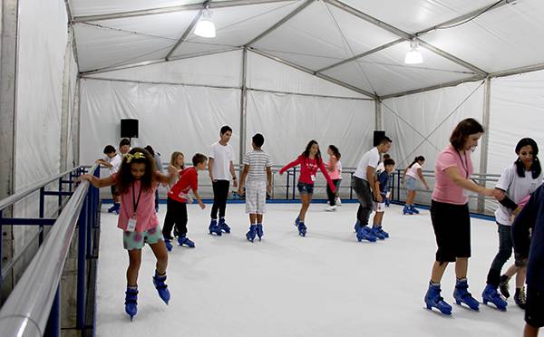 Pista de patinação no gelo na Riviera de São Lourenço