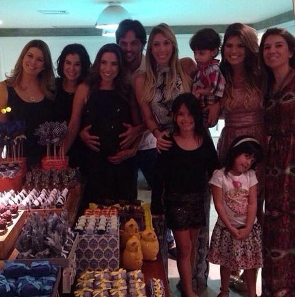 A apresentadora com as irmãs Daniela (à esq), Renata (ao lado esq) e Rebeca (a última à direita), o noivo Fábio e a família dele no chá de bebê no domingo (20)