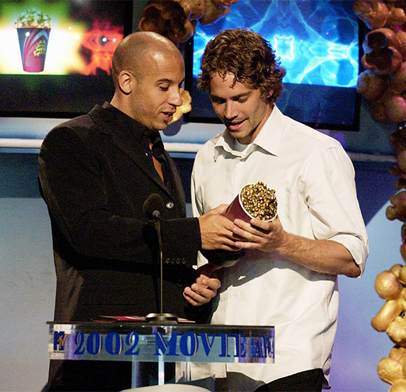 Paul Walker e Vin Diesel recebendo prêmio no MTV Movie Awards, em 2002
