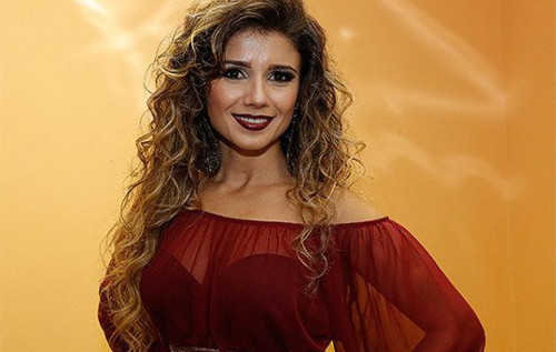 11 looks provam que Paula Fernandes é a musa dos figurinos polêmicos