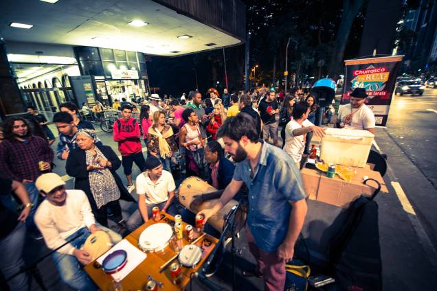 Paulista com Farofa: churrasquinho com samba na Avenida Paulista