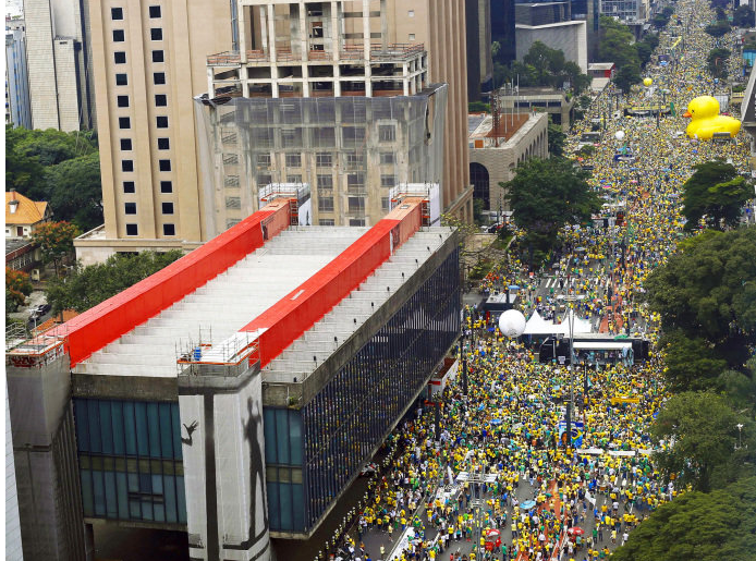 Avenida Paulista tomada por manifestantes (Foto: Miguel Schincariol/AFP)