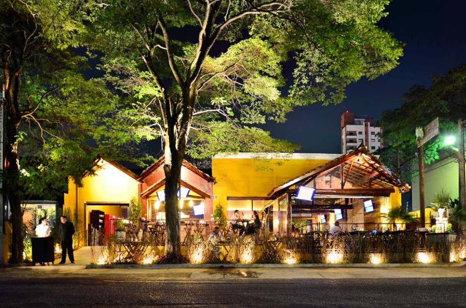 Bar é especializado em espetinhos Bar é especializado em espetinhos