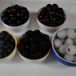 Nesta receita, usei frutas frescas: cereja, mirtilo, amora e lichia