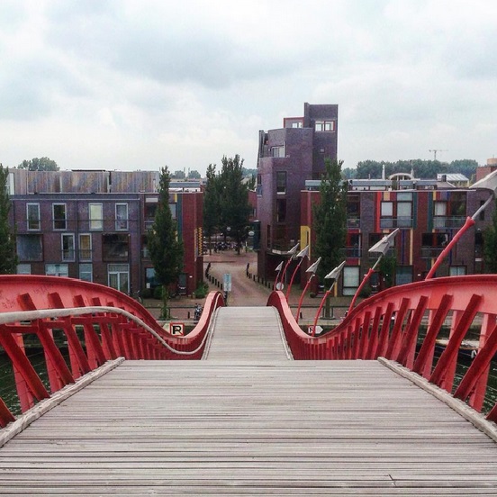 A colorida Python Bridge, em Amsterdã (Foto: aellynae, no Instagram)