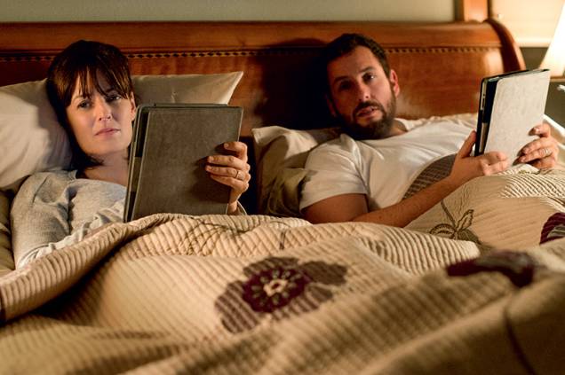 Os atores Rosemarie DeWitt e Adam Sandler: o casal entediado busca parceiros pela internet