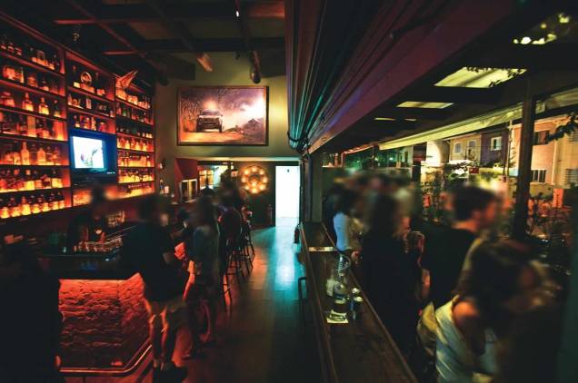 O coquetel da casa do Pé no Porão Rally Bar: espécie de caipirinha de limão preparada com uísque O coquetel da casa do Pé no Porão Rally Bar: espécie de caipirinha de limão preparada com uísque