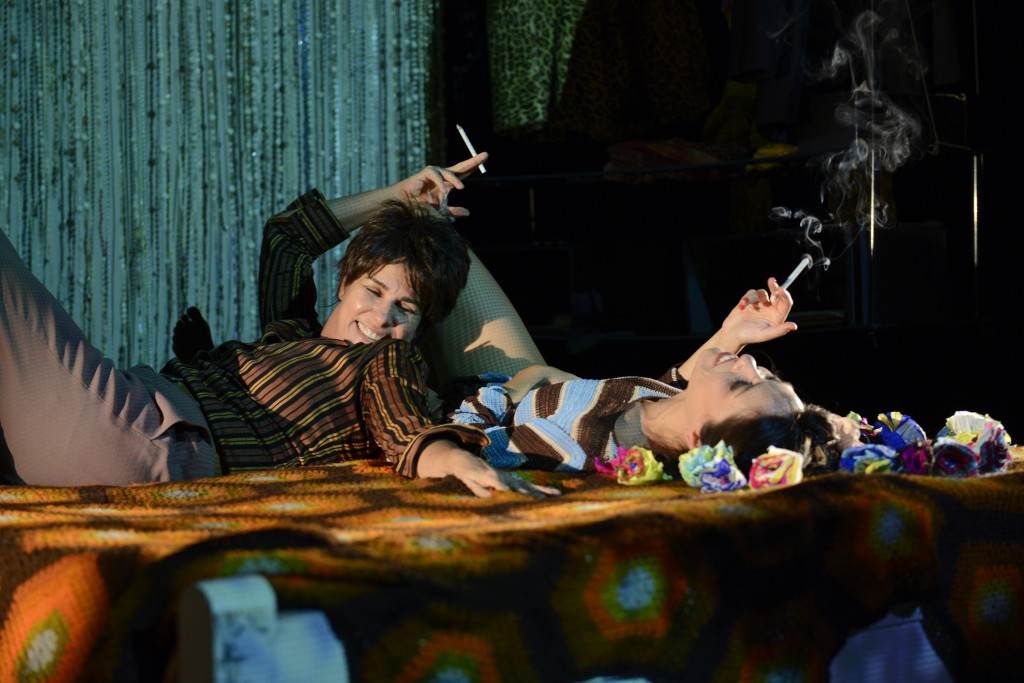 Ângela Figueiredo e Fernanda Cunha em "As Moças, o Último Beijo": cartaz do Teatro Augusta (Foto: Ricardo Martins)