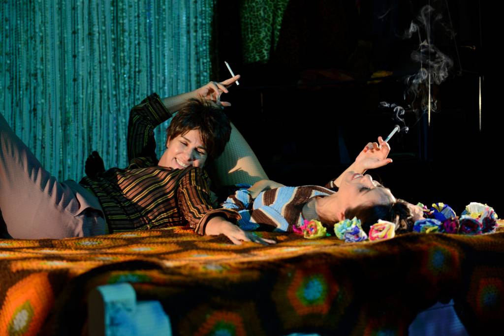 Ângela Figueiredo e Fernanda Cunha em "As Moças, o Último Beijo": cartaz do Teatro Augusta (Foto: Ricardo Martins)