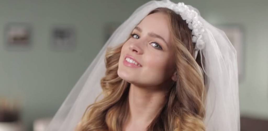 Vídeo mostra 50 anos de penteados de noiva em apenas dois minutos; assista