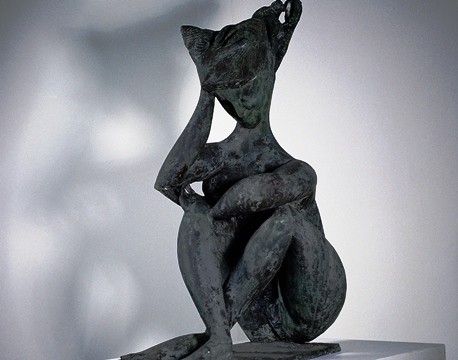 Detalhe de Mulher Sentada, bronze de 1951: assinado pelo escultor Pericle Fazzini