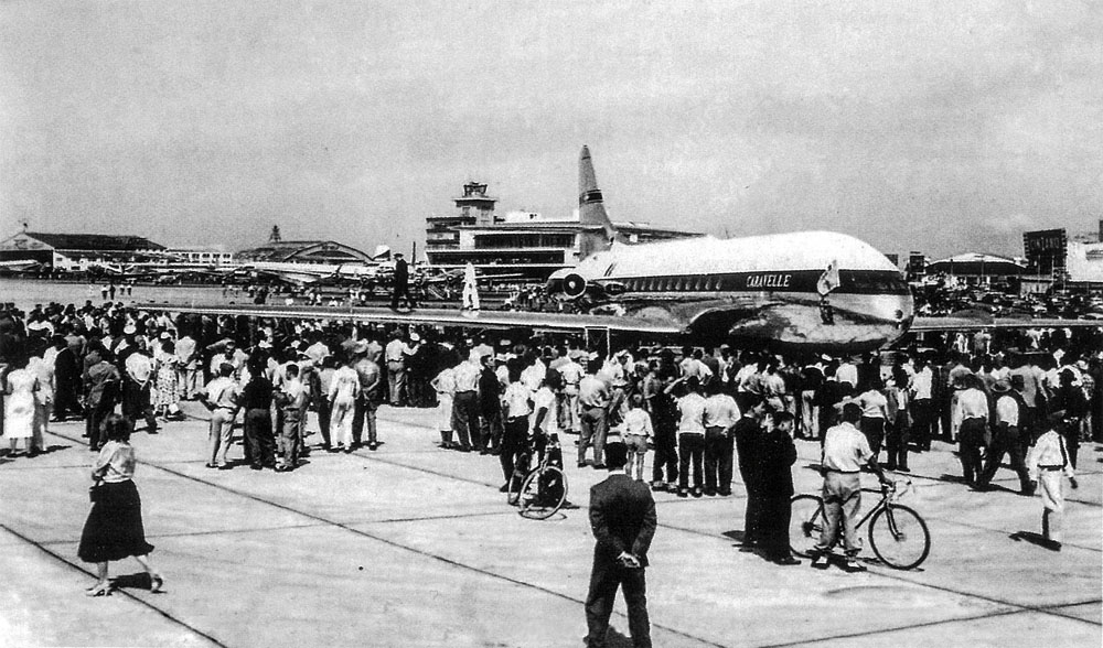 Público na pista após aterrissagem, nos anos 50: cena comum em décadas passadas (Foto: Acervo revista Flap Internacional)