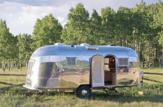 produzidos depois que um trailer da década de 1950 passou por uma máquina de reciclagem produzidos depois que um trailer da década de 1950 passou por uma máquina de reciclagem
