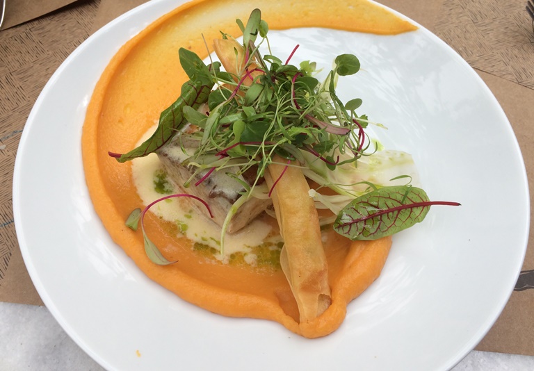 Peixe do dia com camaráo enrolado na massa filo sobre purê de cenouro: prato do Petí Gastronomia