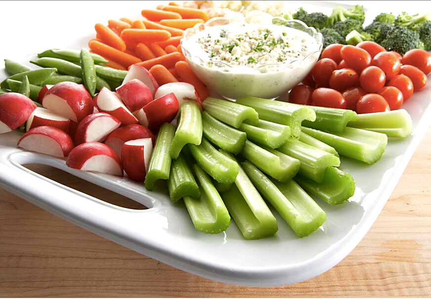 Соус для сельдерея. Нарезанные овощи. Тарелка с овощами. Овощи к шашлыку на стол. Овощная нарезка.