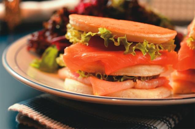 Club sandwich do Petrossian: blinis intercalados por salmão e surubim