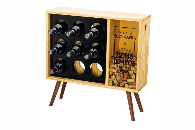 Adega de madeira pinus com capacidade para nove garrafas com cofre de rolhas acoplado.