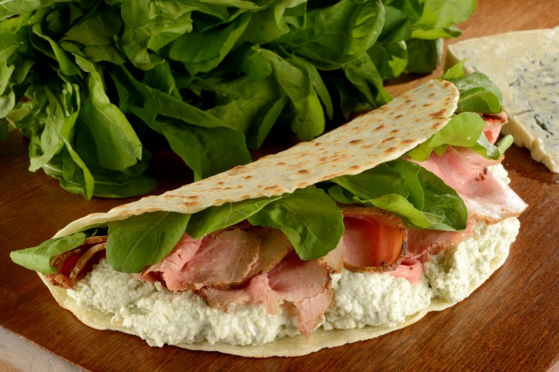 Piadina de pasta de gorgonzola, rosbife e rúcula