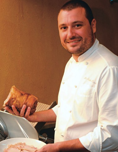 O chef Picchi, fatiando a porchetta: itens caprichados no balcão