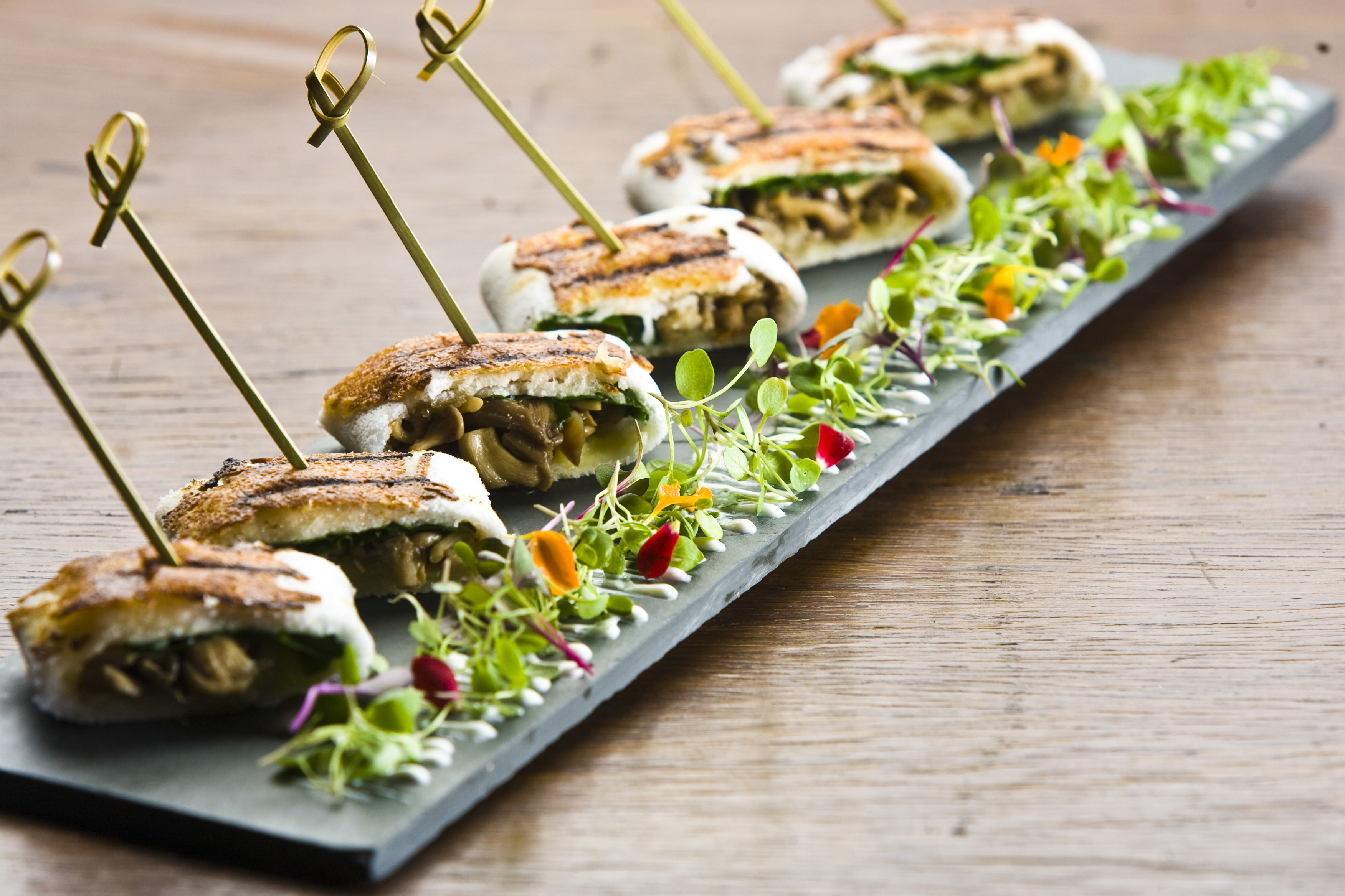 pincho-de-rucula-selvagem-shimeji-e-queijo-manteiga-envolto-na-massa-de-tapioca-do-bar-casa-de-maria-madalena-em-pinheiros-mario-rodrigues.jpeg