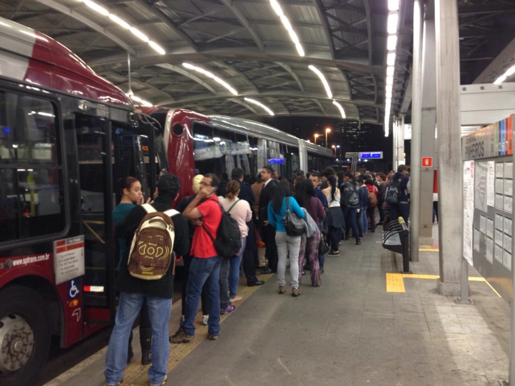 Problema deixa pontos de &ocirc;nibus lotados (Nataly Costa)
