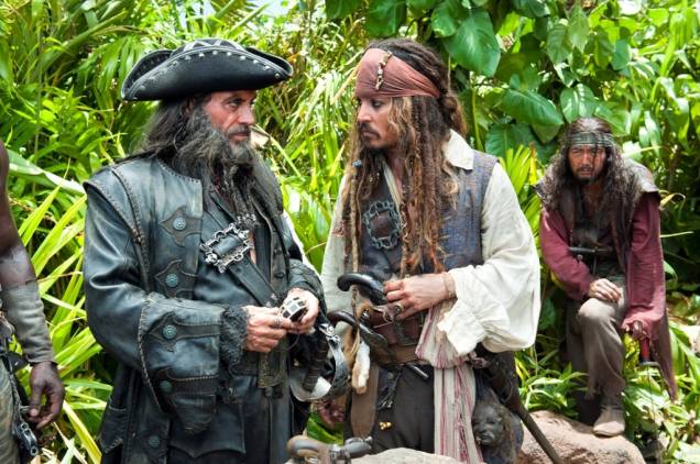 Barba Negra (Ian McShane), o pirata vilão definitivo, e Jack Sparrow (Johnny Depp): Piratas do Caribe 4