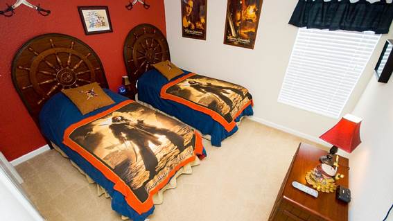 Repare no design da cama, que lembra os lemes dos navios, em clara homenagem a Piratas do Caribe. O quarto é de uma casa também em Orlando