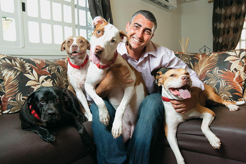 Alessandro Desco, com alguns de seus cães: pit bulls a salvo (Foto: Fernando Moraes)