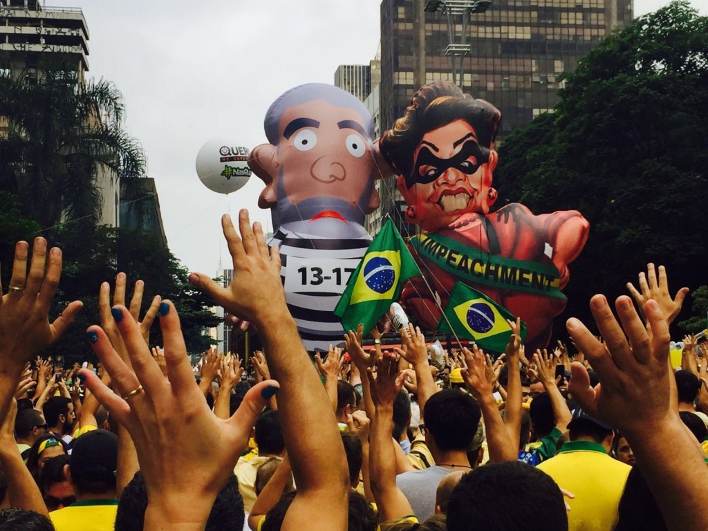 Lula Pixuleco e Dilbandida: dois clássicos da manifestação antiPT (Foto: Alecsandra Zapparoli)