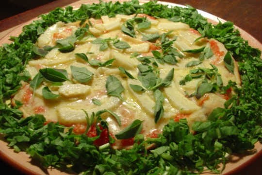 Pizza de alcachofra: mussarela, alcachofra e manjericão