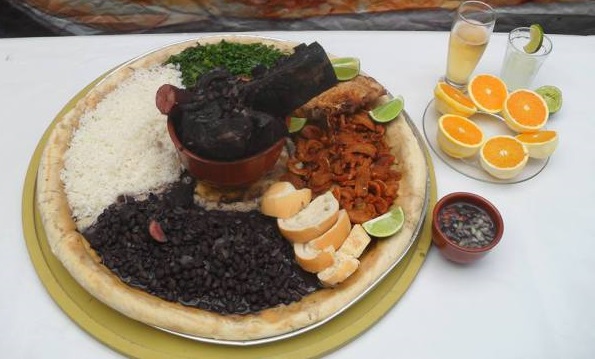 pizza-de-feijoada-completa-com-borda-recheada-de-farofa1