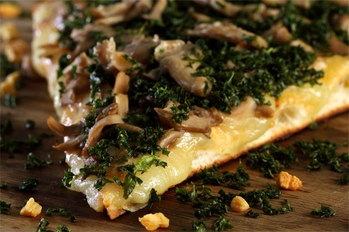 O Pedaço da Pizza: cobertura de shimeji com couve frita