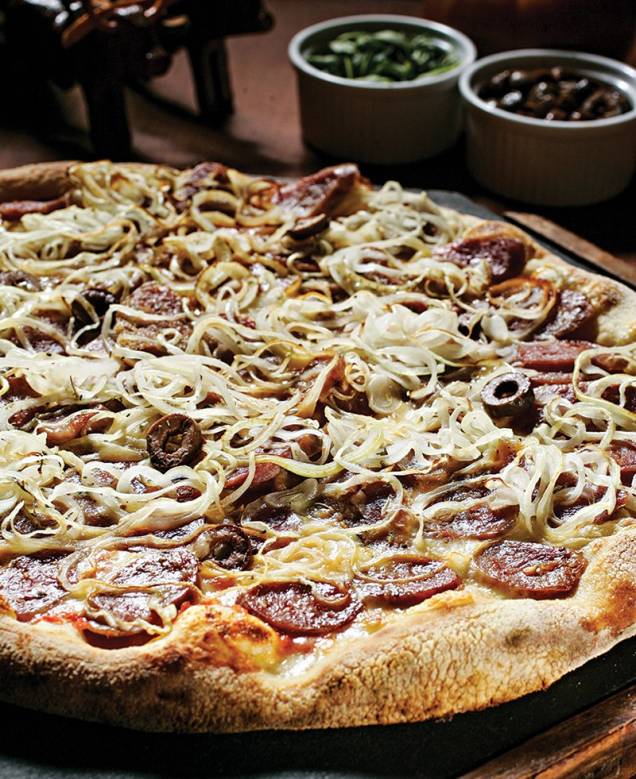 Na Pizza na Roça: a cobertura de salame de produção própria, mussarela, cebola, azeitona e orégano