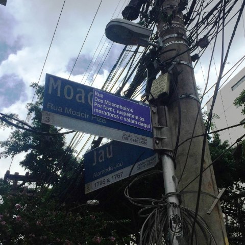 Aviso colocado na placa de rua: tentativa de mudar a frequência (Foto: João Batista Jr.)