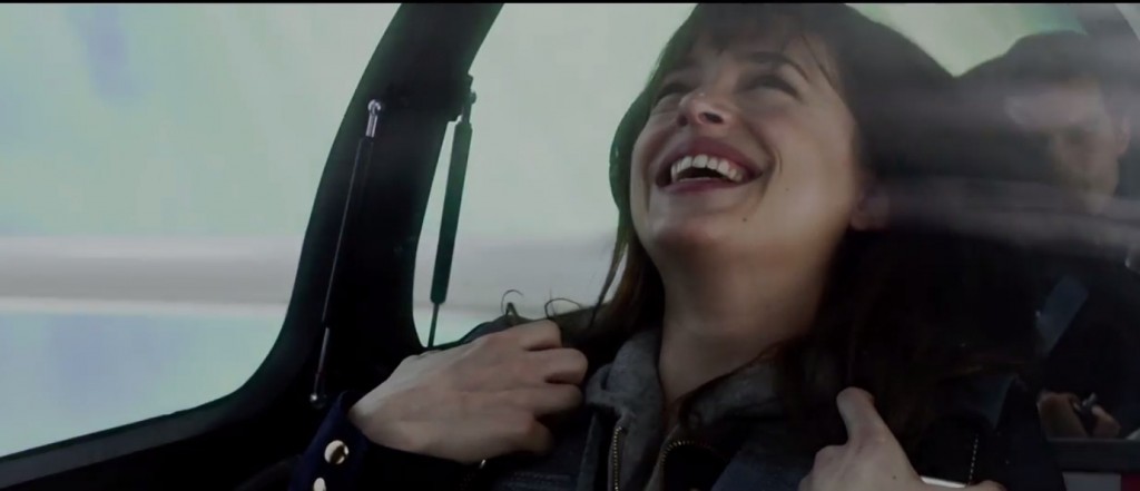 Anastasia durante o romântico voo de planador com Christian: golpe baixo para conquistar a moça