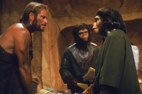 A bela atriz indiana Freida Pinto em Planeta dos Macacos - A Origem: luta contra macacos A bela atriz indiana Freida Pinto em Planeta dos Macacos - A Origem: luta contra macacos